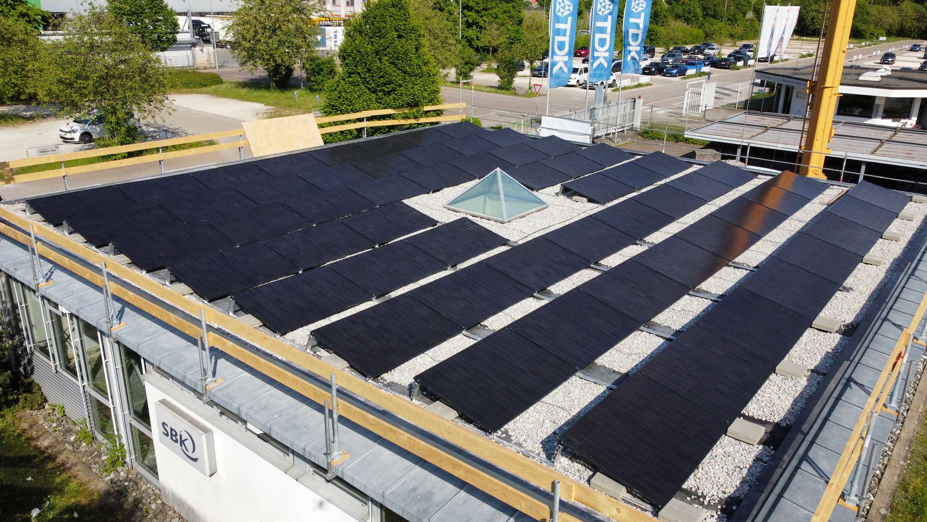 Elektrotechnik Kirchschlager & Meyer in Aalen – Spezialist für Industrieelektrik, Automatisierungstechnik, Schaltschrankbau, Elektroinstallationen, PV-Anlagen, Speicher und E-Mobilität.